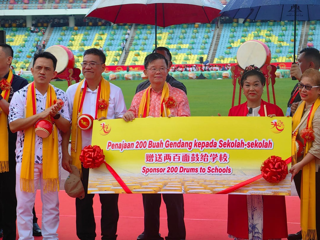 曹观友（左3）见证白世音（右2）捐予200面中华鼓；左起为吴俊益、黄汉伟及王美丽。