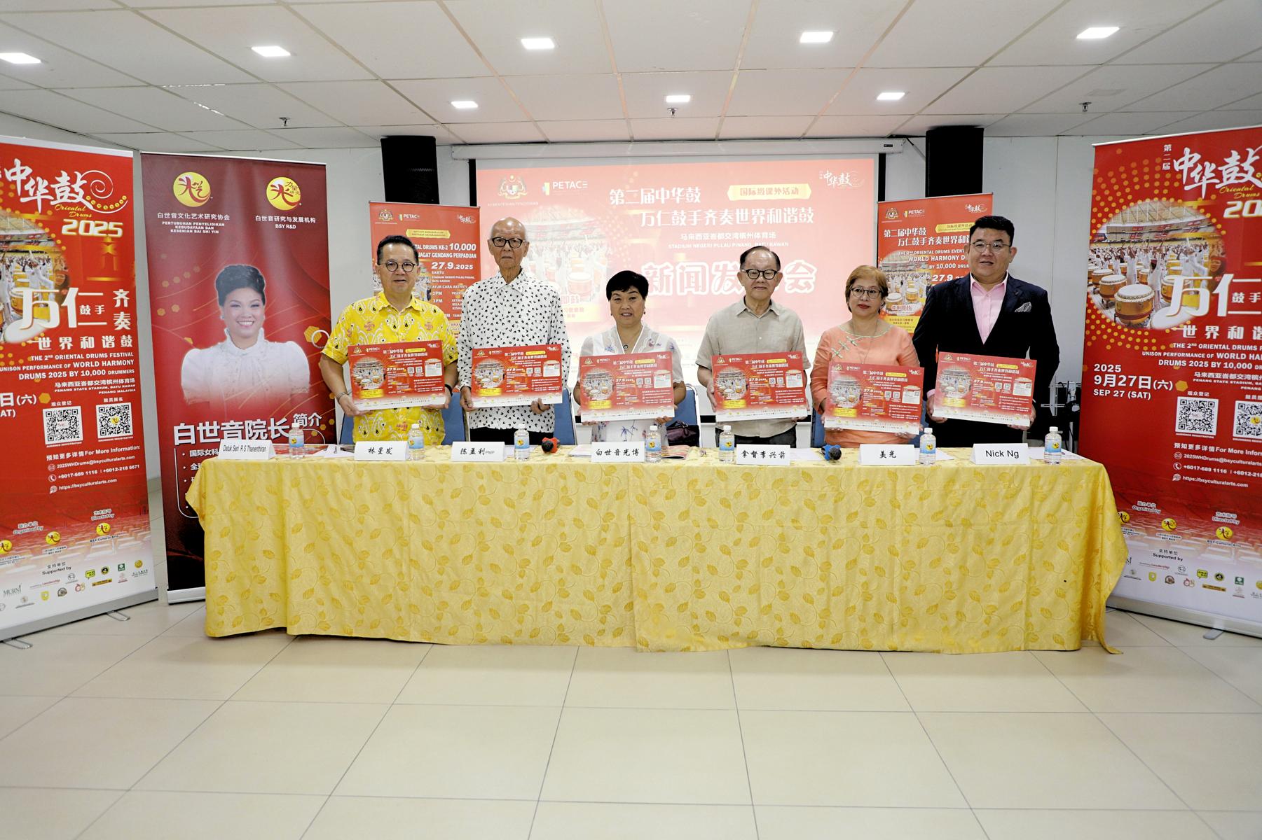 林星发（左起）、陈孟利、白世音、李兴前、美光及吴俊强欢迎大家踊跃参与“中华鼓·万仁鼓手齐奏世界和谐鼓”，以鼓为媒，传递正能量。