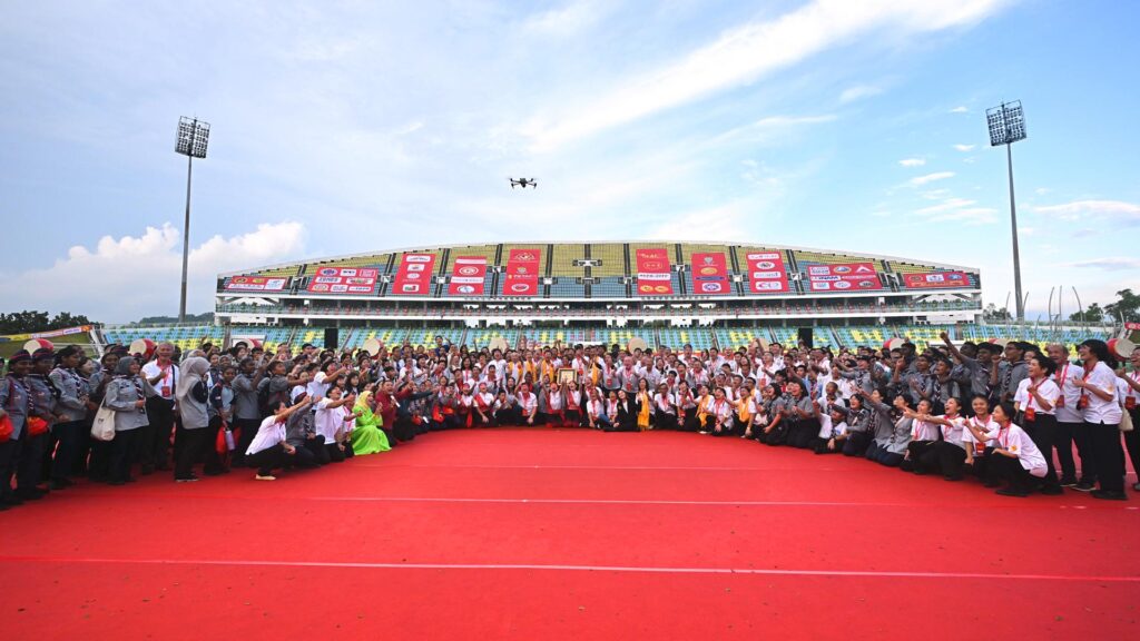 第二届“中华鼓·万仁鼓手齐奏世界和谐鼓”盛典全体工作人员合影留念。