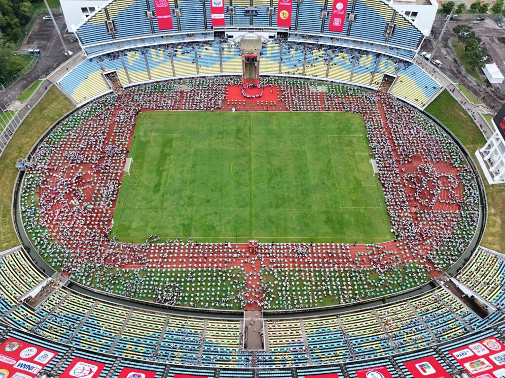 以中华鼓组成的五朵马来西亚国花,献给象征马来西亚团结和谐与友爱。