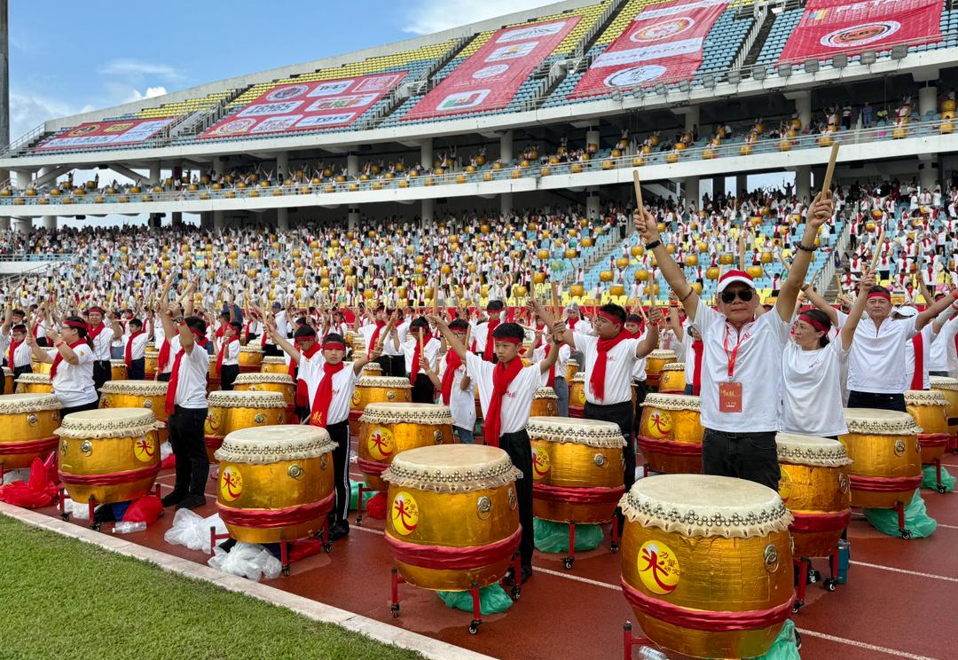不同文化背景鼓乐交织，就如同奏响了和谐的节奏，带起社会团结的共鸣。
