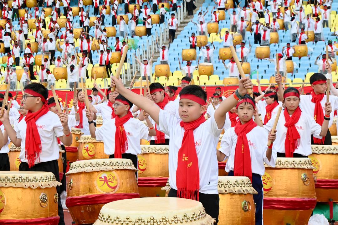 来自全国各地的参与学生，先行在各自学校练习，来到会场后再联合表演，促成了此次万人同台击鼓盛举。