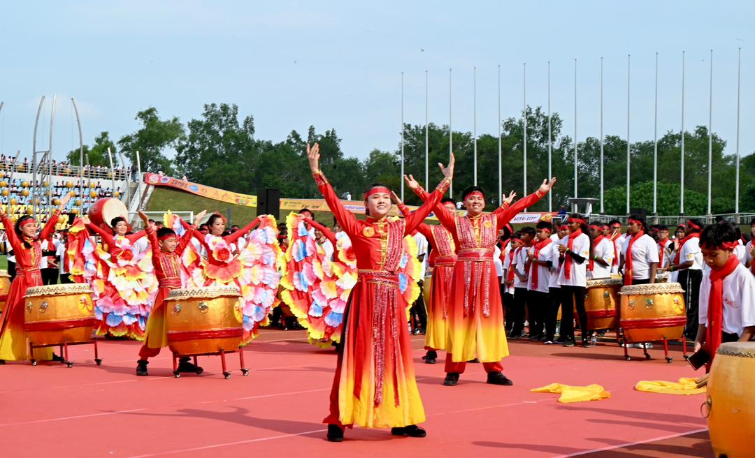 华裔鼓手以中华传统舞曲服装亮相。