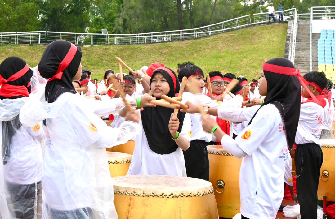 巫裔女生同心协力，一同呈现扣人心弦的击鼓演出。