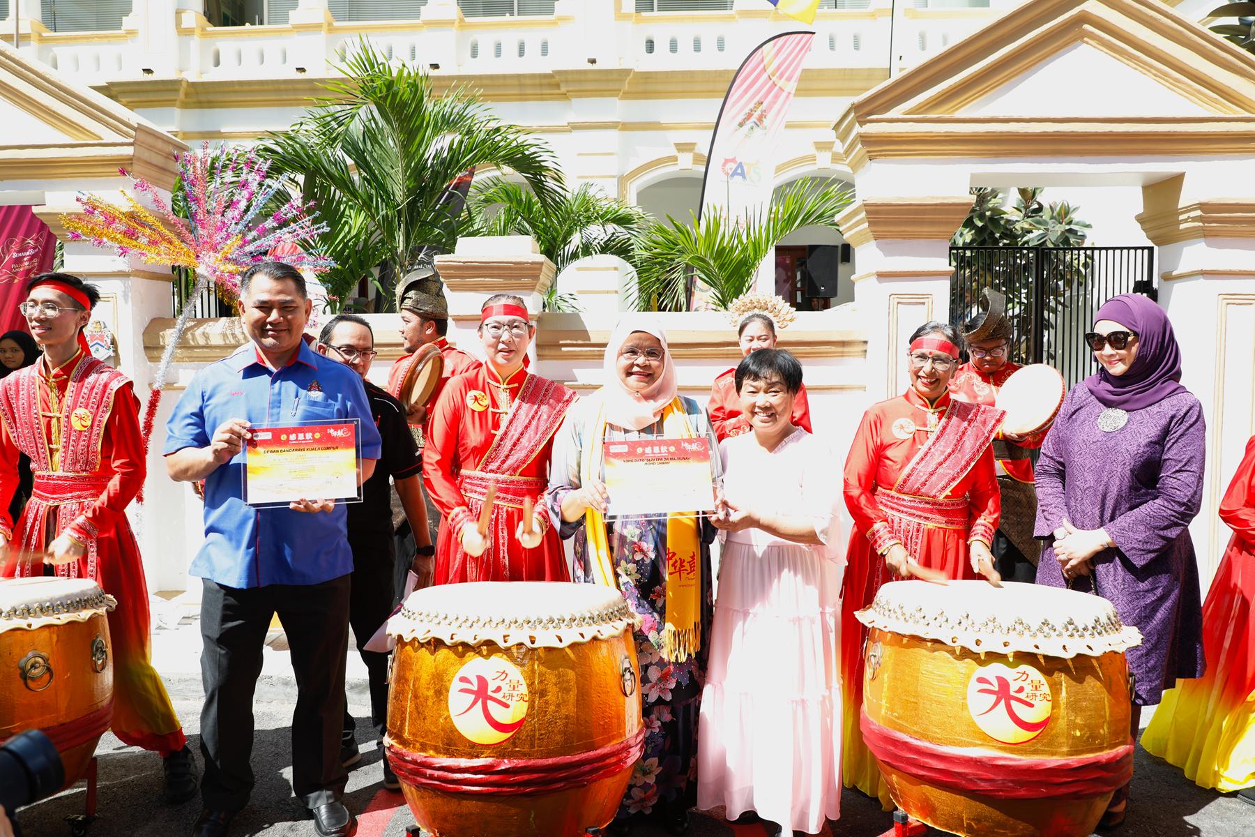 白世音院长（右三）为感恩，向吉隆坡市长拿督斯里麦穆娜·莫哈末·谢里夫博士（左四）与市政局社会经济发展执行董事伊斯马迪·本·萨基林（左一），敬献“9.27第二届中华鼓·万仁鼓手齐奏世界和谐鼓盛典” 感恩状。