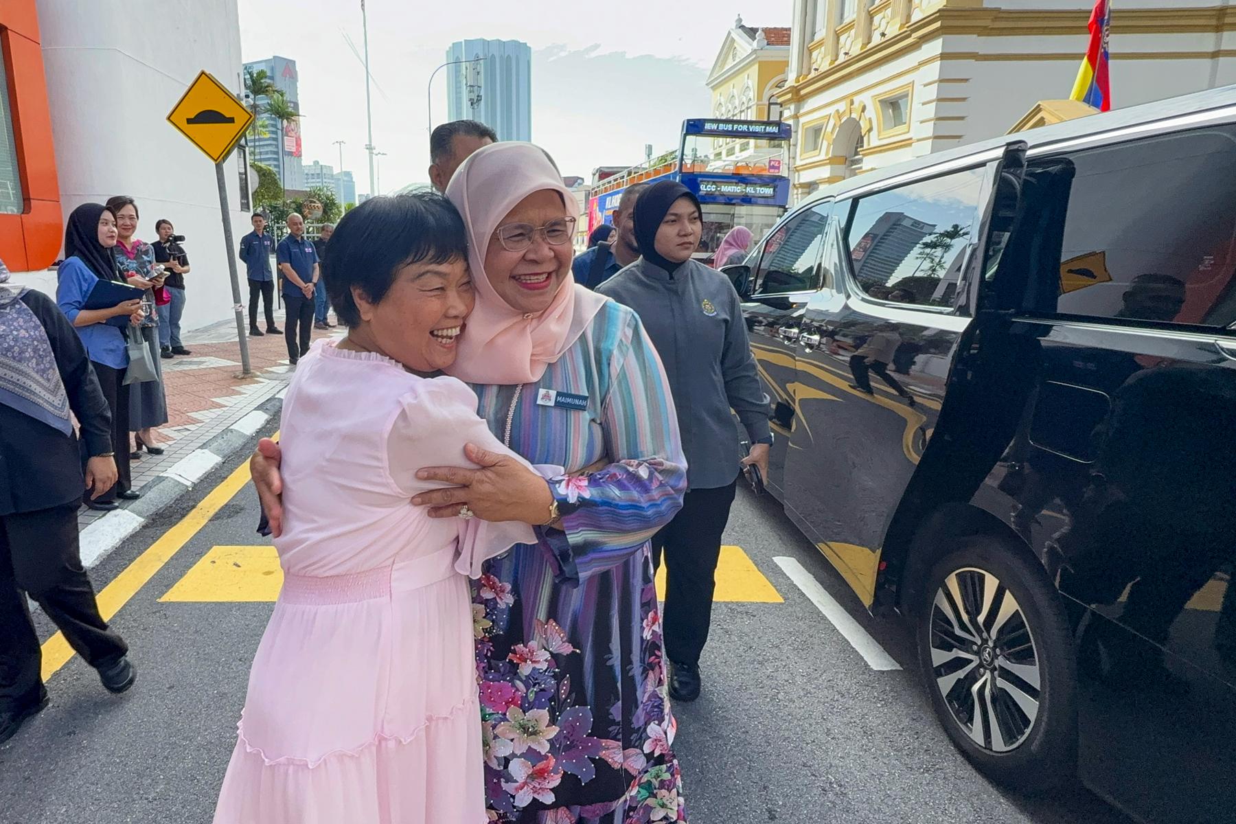 白世音院长（左）与吉隆坡市长拿督斯里麦穆娜·莫哈末·谢里夫博士（右）再次重逢，双方从内心深处感到由衷高兴。