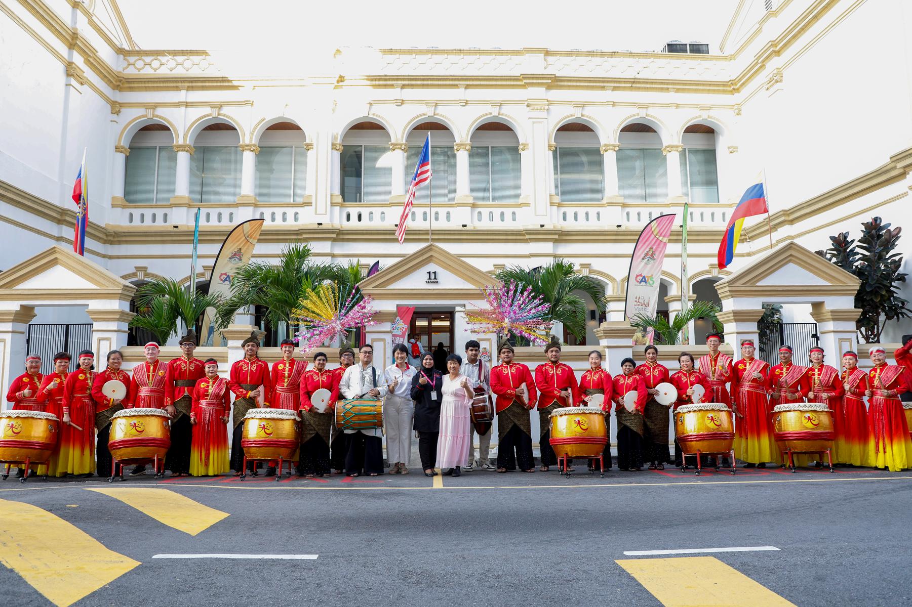 白世音院长（中三）和吉隆坡市政局 文化、艺术、旅游及体育部门努尔·娜塔莎女士（中二）、外交真心旺（中一）和全体鼓手合影。