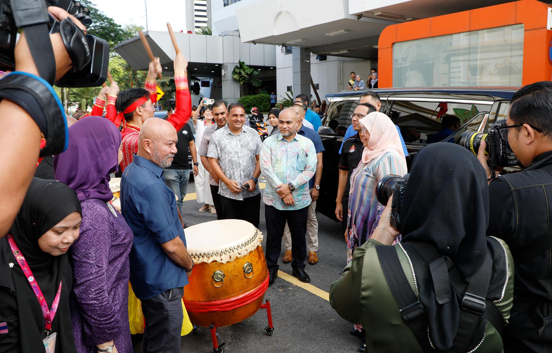 气势磅礴的中华鼓、马来鼓和印度鼓奏响开场迎宾，吉隆坡市长拿督斯里麦穆娜·莫哈末·谢里夫博士（右一）与嘉宾们凝神观赏，被白世音文化艺术的精彩表演深深吸引并致以热烈喝彩。