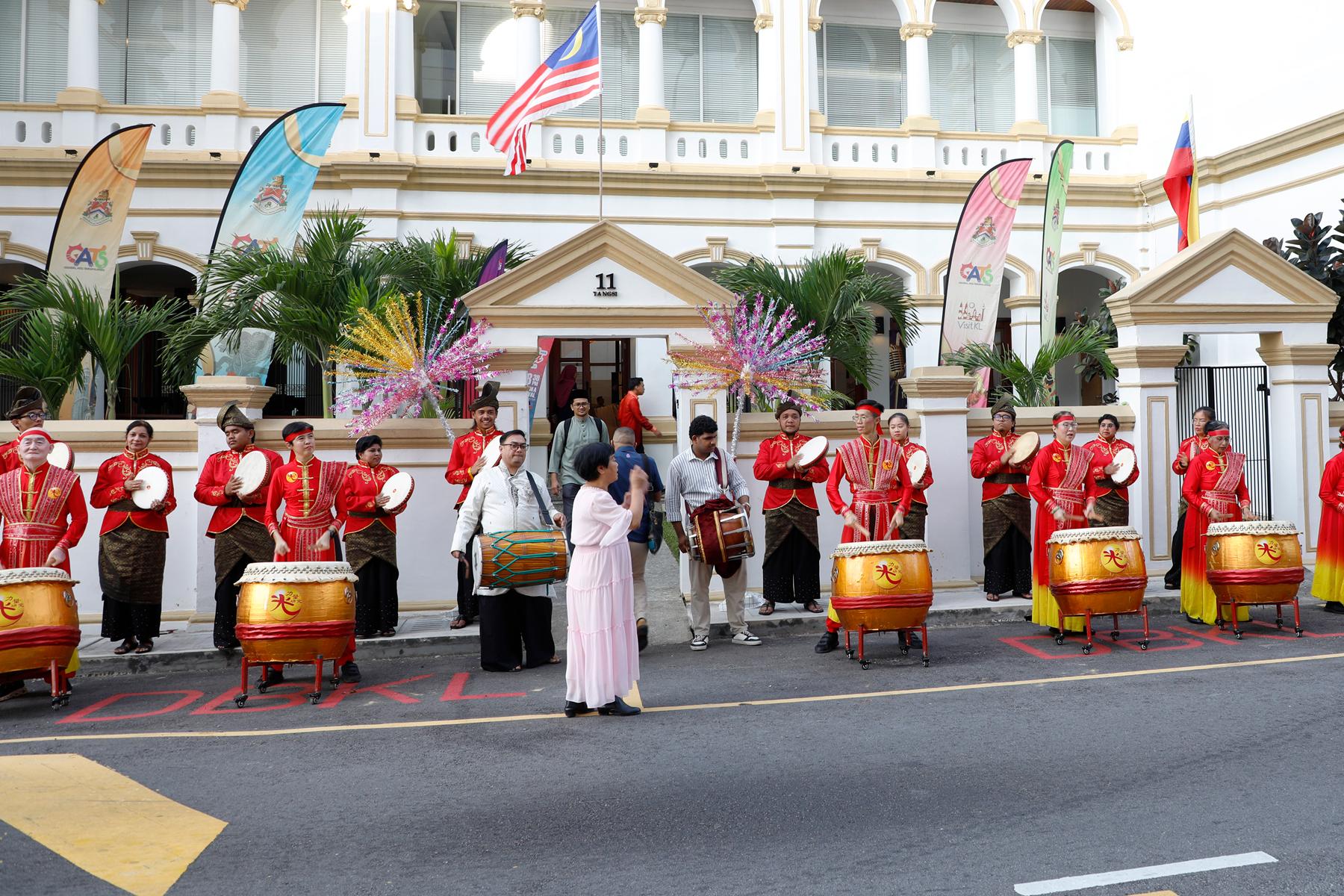 白世音院长在现场指导着迎宾队伍。