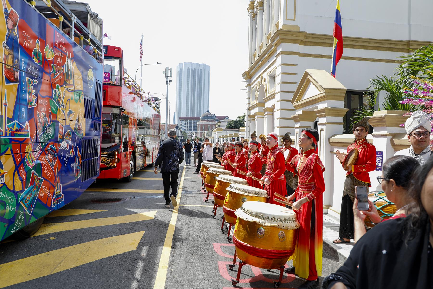 白世音文化艺术呈献气势澎湃的中华鼓、马来鼓与印度鼓的迎宾队伍，为活动增光添彩，点燃了现场的热烈气氛。