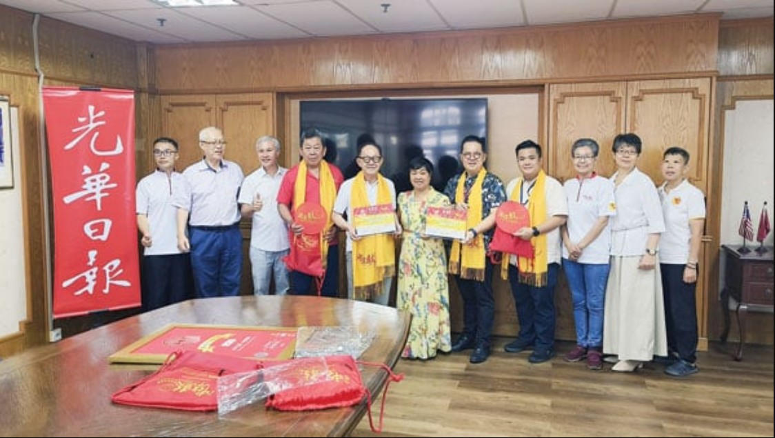 白世音院长(中)颁发感恩状给总经理拿督李兴前(左5)和署理总经理林星发(右5), 由（左1起）天亮，金明，光亮及江汉文，（右1起）明月，白丽，丽春及周志伟陪同。