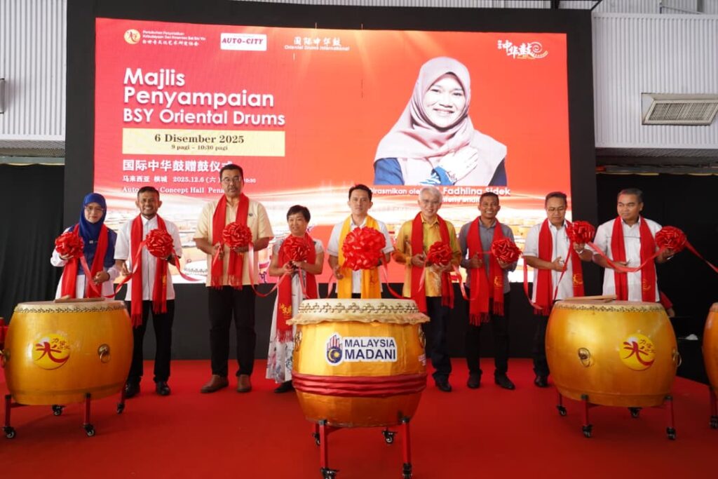 武吉淡汶州议员吴俊益（右5）与白世音文化艺术研究协会荣誉会长及国际中华鼓机构创办人白世音（左4），Auto-City Group 创办人张健丰（右4）联合教育厅长与代表共同主持剪彩仪式，为活动拉开序幕。