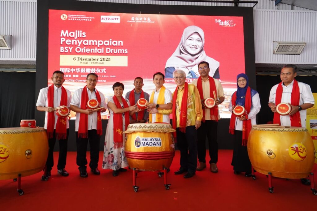 白世音文化艺术研究协会荣誉会长及国际中华鼓机构创办人白世音（左4）赠送中华鼓给教育部长法迪娜，由武吉淡汶州议员吴俊益（右5）接领。右4为Auto-City Group 创办人张健丰。