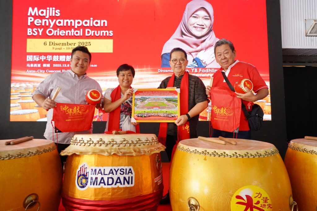 白世音文化艺术研究协会荣誉会长及国际中华鼓机构创办人白世音（左2）赠送中华小鼓及纪念品予本报署理总经理林星发（右2）、营业及发行部高级经理周志伟（左1）及霹雳州经理兼采访主任江汉文（右1），并在会后一起合影留念。