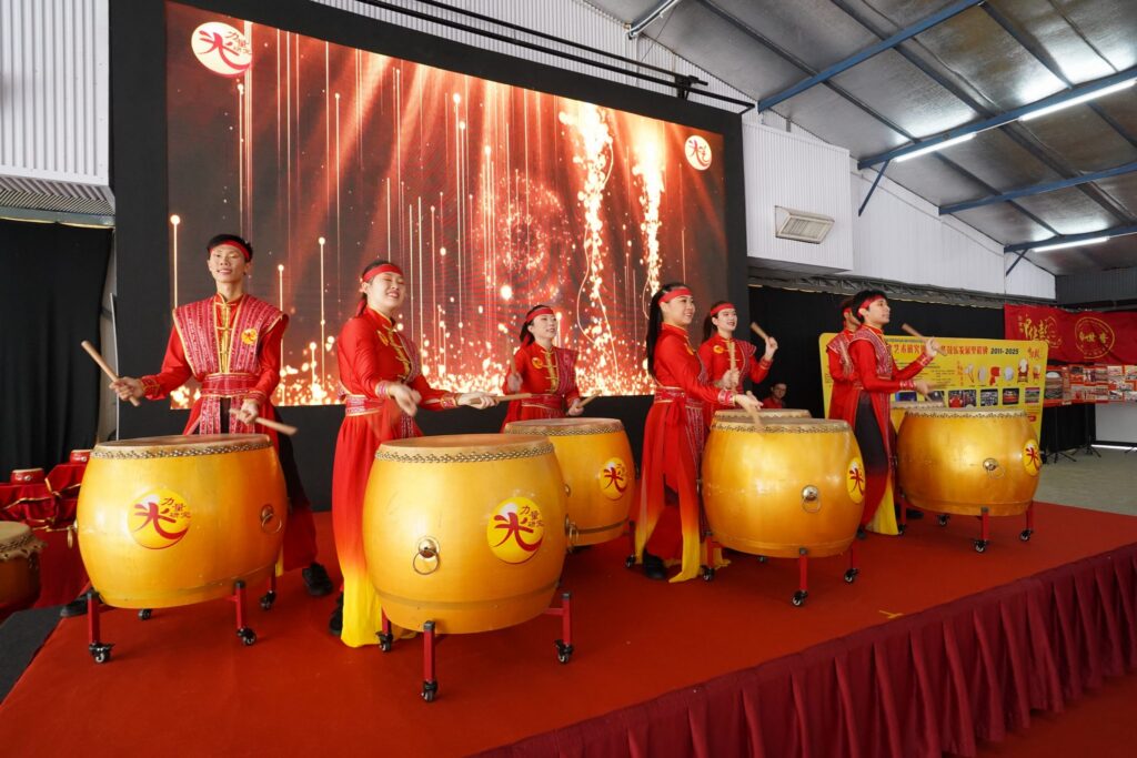 会上亦呈献精彩的中华鼓，第四级《金品鼓》表演，震撼的鼓声与整齐的节奏为活动增添气势，现场掌声不断。