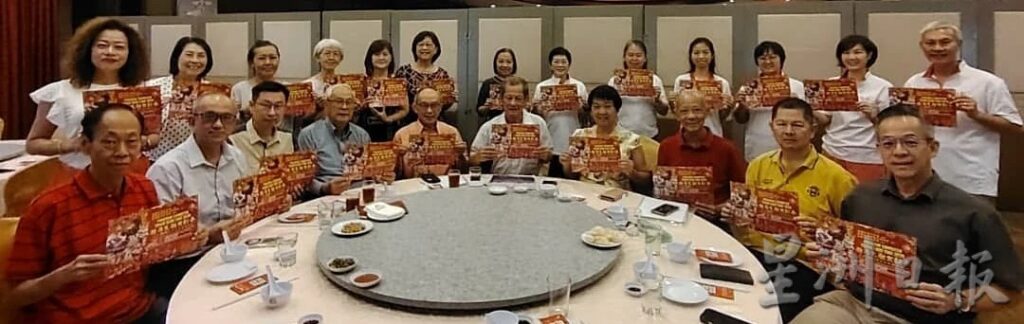 “骏马飞驰贺新春”庆祝2026丙午马年新春活动欢迎民众踊跃参与。前排左起是梁志刚、梁振奋、庄御竹、丘才干、关和贵,前排右起是马强森、马锦明、梁德胜、白世音、马振国。(黄丹芳摄)