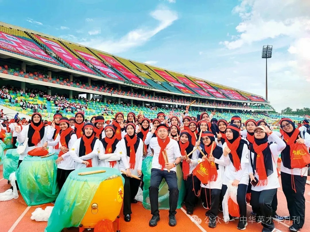 中华鼓传递着欢乐与祥和，更承载着正能量、团结、和谐、友谊的内核