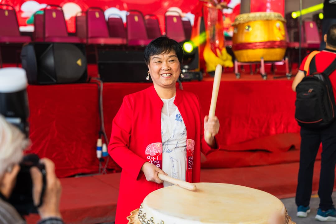 白世音光博主导的中华鼓表演掀开序幕。