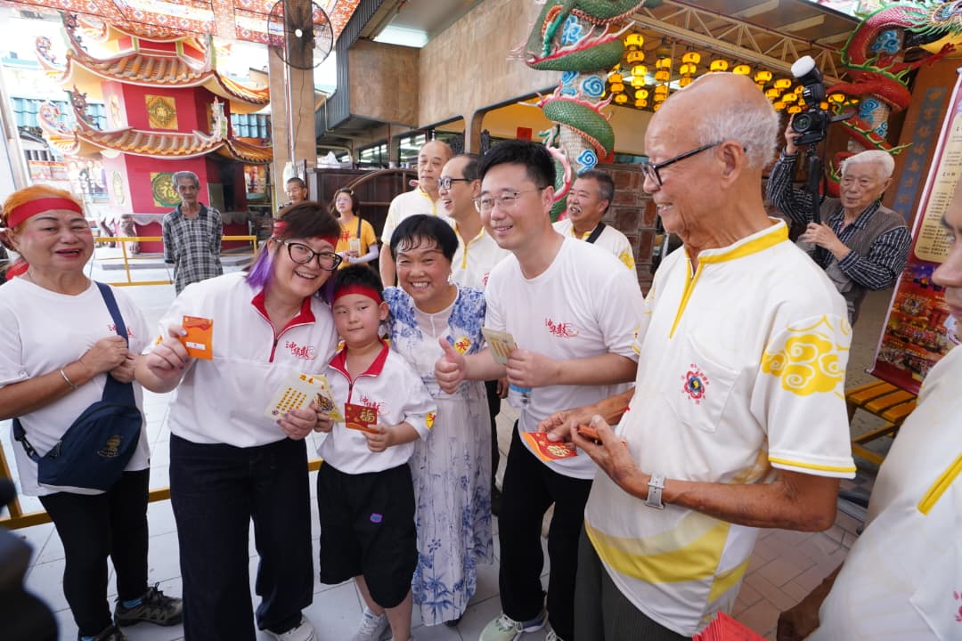 陈孟利（右1）与白世音（右3）分派红包予参与鼓手。