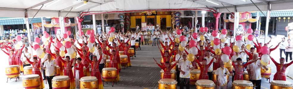 嘉宾及众理事为2026丙午年春风得意马迎春庙会”启动礼剪汽球仪式，联同98粒中华鼓，鼓声齐鸣、展现中华传统艺术的力量之美，为庙会喝彩。前排右1起为张文鼎、伍添福及陈孟利。左1为李柏钊；第二排右1起是锺英虎、辛纶皓及黄燕福。左1是冯文安及彭锦富。