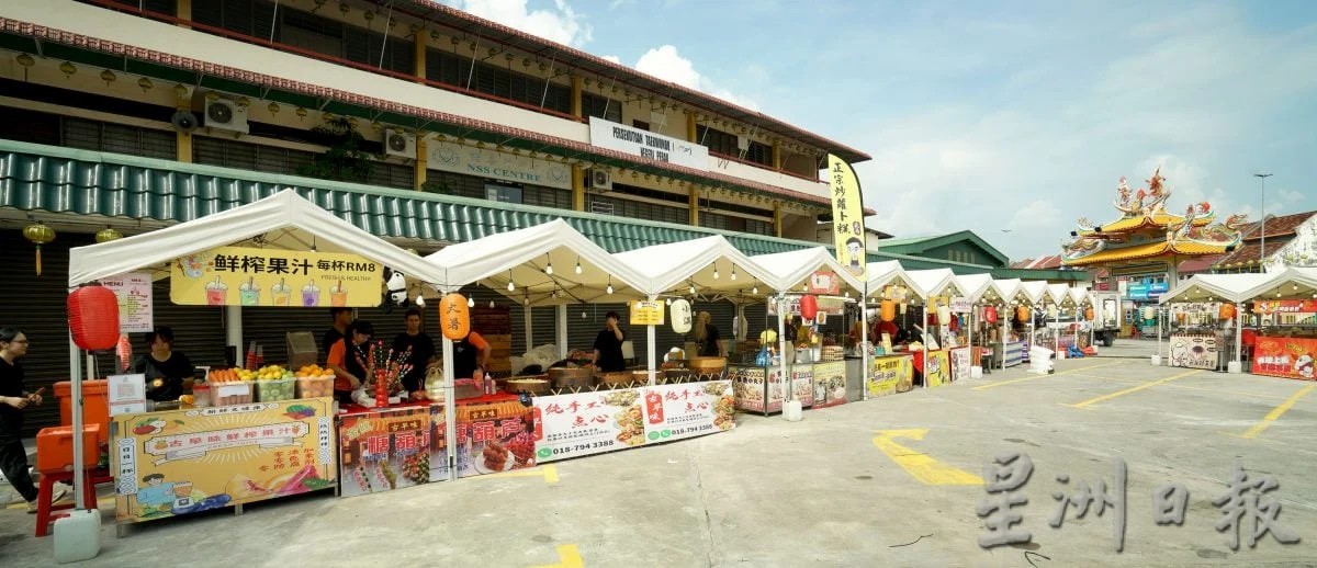 迎春庙会现场，也设有食物和饮料摊。（刘剑英摄）