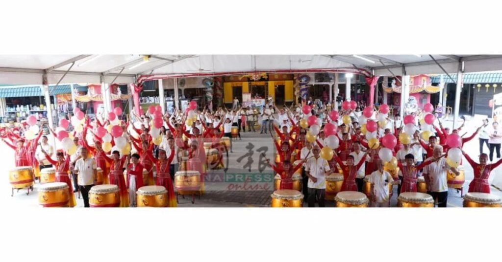 嘉宾及众理事为2026丙午年春风得意马迎春庙会”启动礼剪汽球仪式，联同98粒中华鼓，鼓声齐鸣、展现中华传统艺术的力量之美，为庙会喝彩。前排右起为张文鼎、伍添福，及陈孟利、李柏钊（前左）、钟英虎（第2排右起）、辛纶皓及黄燕福、冯文安（次排左起）及彭锦富。