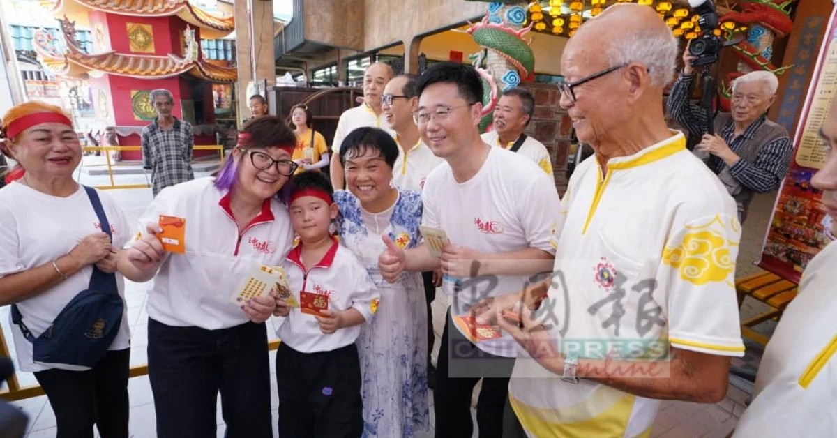 陈孟利（右）与白世音分派红包予参与鼓手。