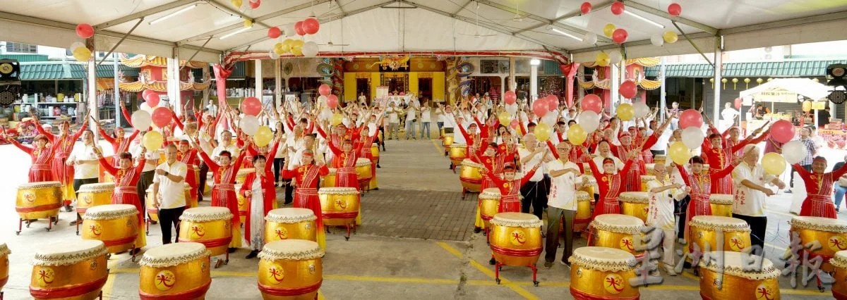 嘉宾与怡保斗母宫众理事为2026丙午年春风得意马迎春庙会主持启动礼剪汽球仪式。第一排右起是张文鼎、伍添福、陈孟利，第一排左起是李柏钊、白世音