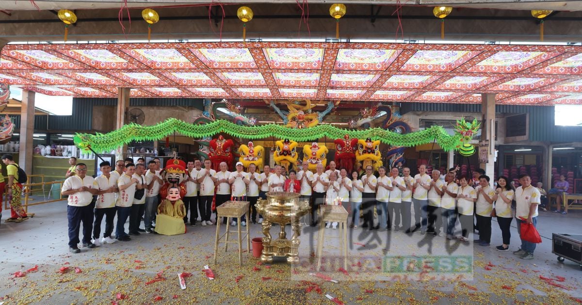 陈孟利（右17）联同白世音与众理事向各界拜年。