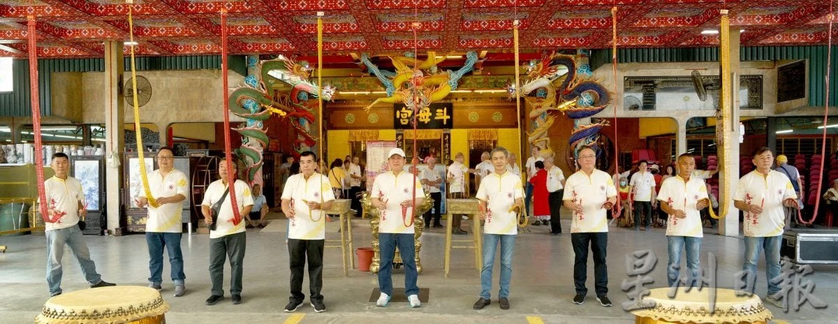 林新东（左起）、王文耀、胡隆兴、陈鈗鍏，黄进义（右起）、张汉威、陈禗峻、黄健和、林叔前主持燃放鞭炮仪式。（刘剑英摄）