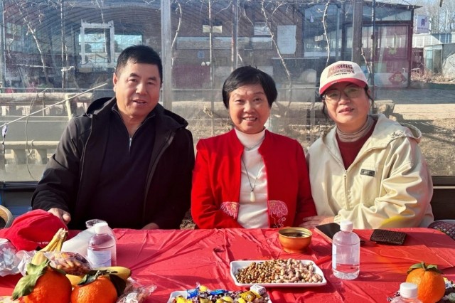 新加坡白世音研究与发展机构创办人白世音院长(中)、549无花果采摘园农庄主创始人李树久董事长(左)和北大校友行理女士(右)