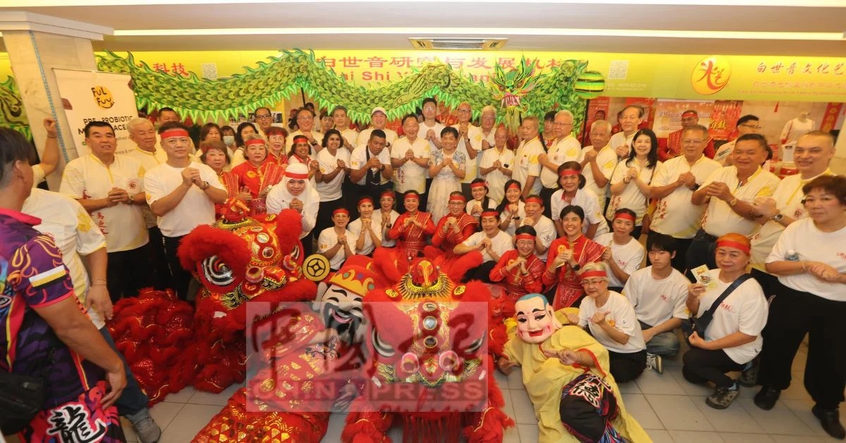 陈孟利（右12）联同白世音（左7）与众理事向各界拜年。右2起为钟英虎、彭锦富、李柏钊、袁翠燕、谢绍辉、余伟财、黄燕福，朱允楠、伍添福及张文鼎。左6辛纶皓。