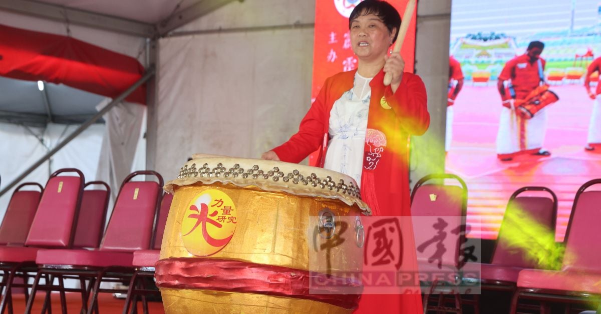 白世音光博主导的中华鼓表演掀开序幕。