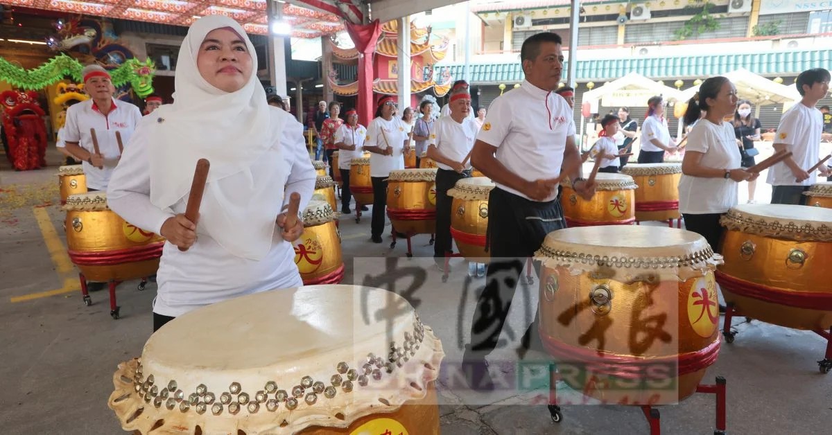 一些友族朋友也一起参与中华鼓表演，显示我国多元的一面。