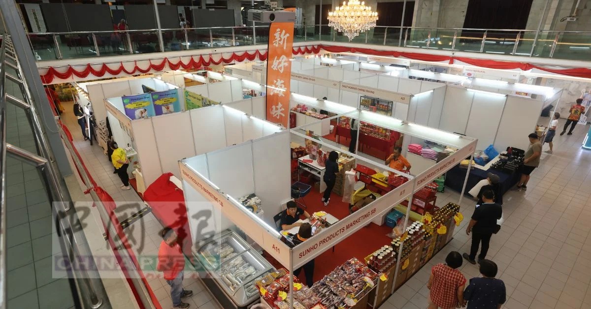 根据记者今早现场所见，设于斗母宫综合大礼堂楼下的展销会已陆续就位，展出摊位包括年花、咖啡、各类海味及银行服务等。