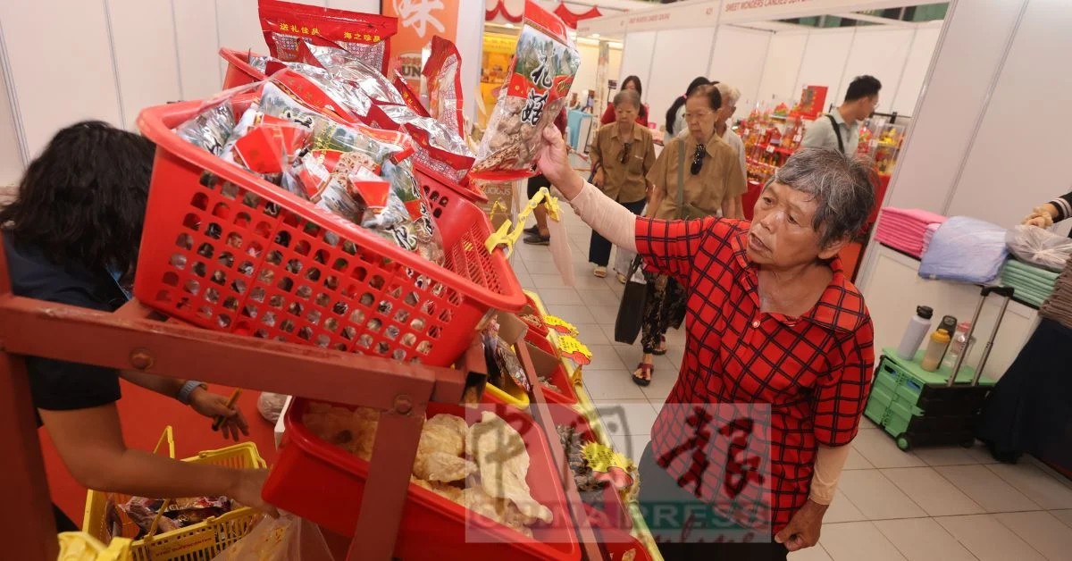 部分民众前往新春展销会办年货
