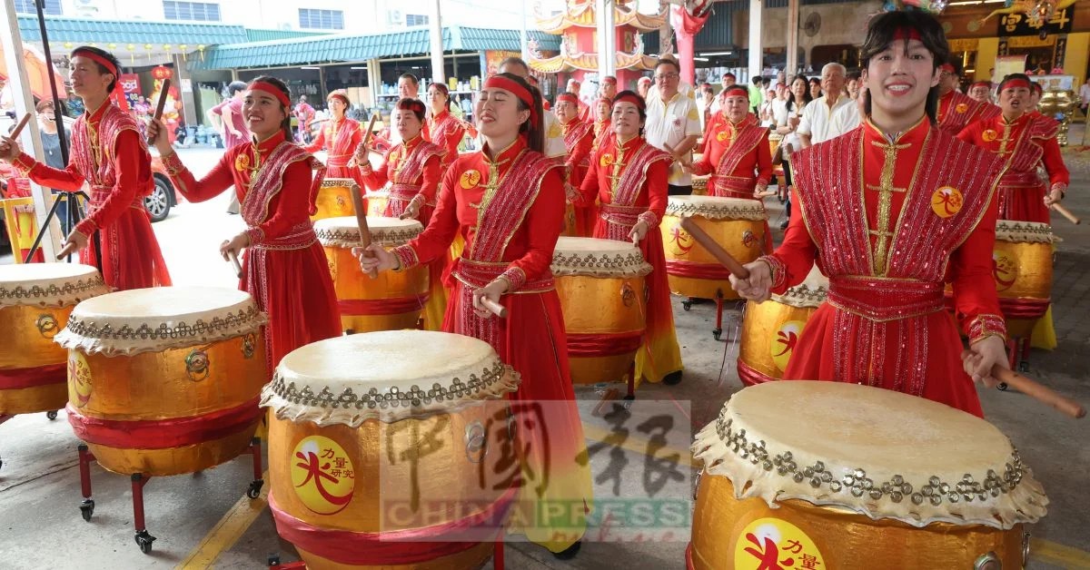 表演者齐心击鼓，鼓声齐鸣、气势磅礴，展现中华传统艺术力量之余，也象征新一年度庙会活动正式揭开序幕。