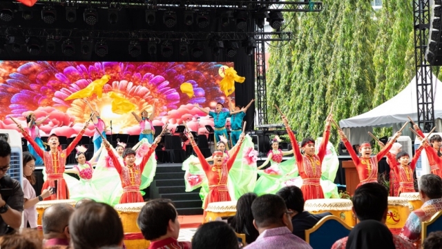 白世音文化艺术的队员们,以气势磅礴演绎中华鼓舞,为2026 “欢乐春节 瑞马呈祥”启幕。