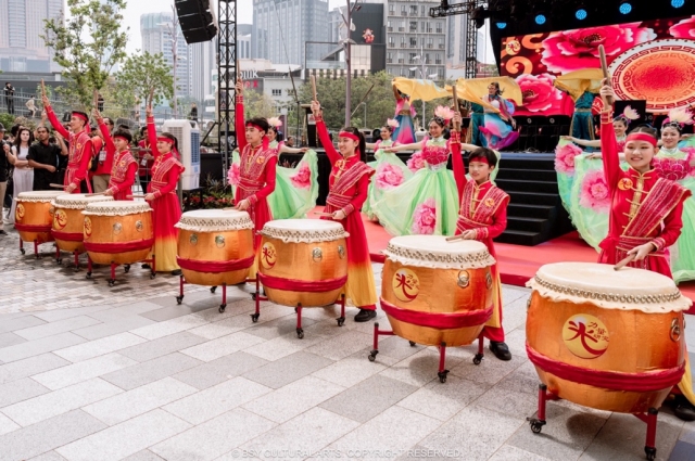 白世音文化艺术的队员们,以气势磅礴演绎中华鼓舞,为2026 “欢乐春节 瑞马呈祥”启幕。