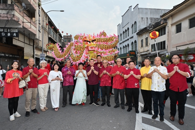 倪可敏(左7),马振国(左5),关和贵(右6)和白世音(左6)等贵宾合影。