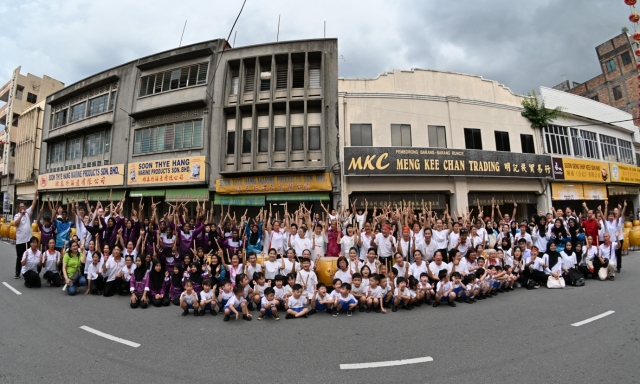 五大种族的合影留念,以震撼鼓声迎接马年到来,场面壮观热闹,洋溢浓厚的新春喜庆氛围。