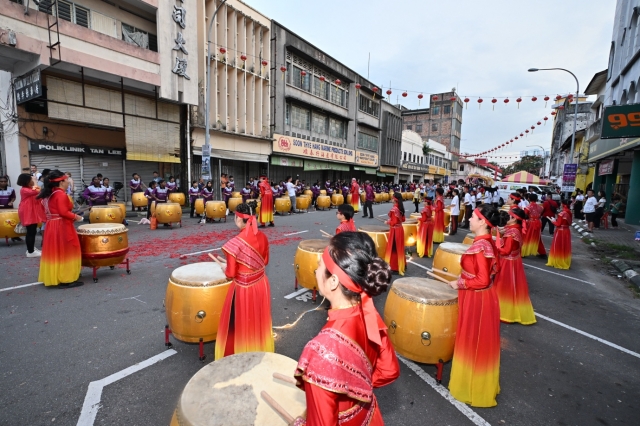 白世音中华鼓队和中华鼓声震撼全场。