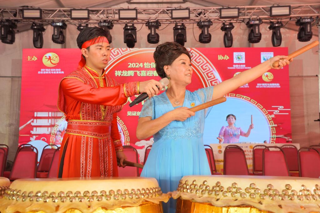 白世音院长（右）亲自主导508名击鼓手，同场击打中华鼓，成为马来西亚首创的震撼场面。