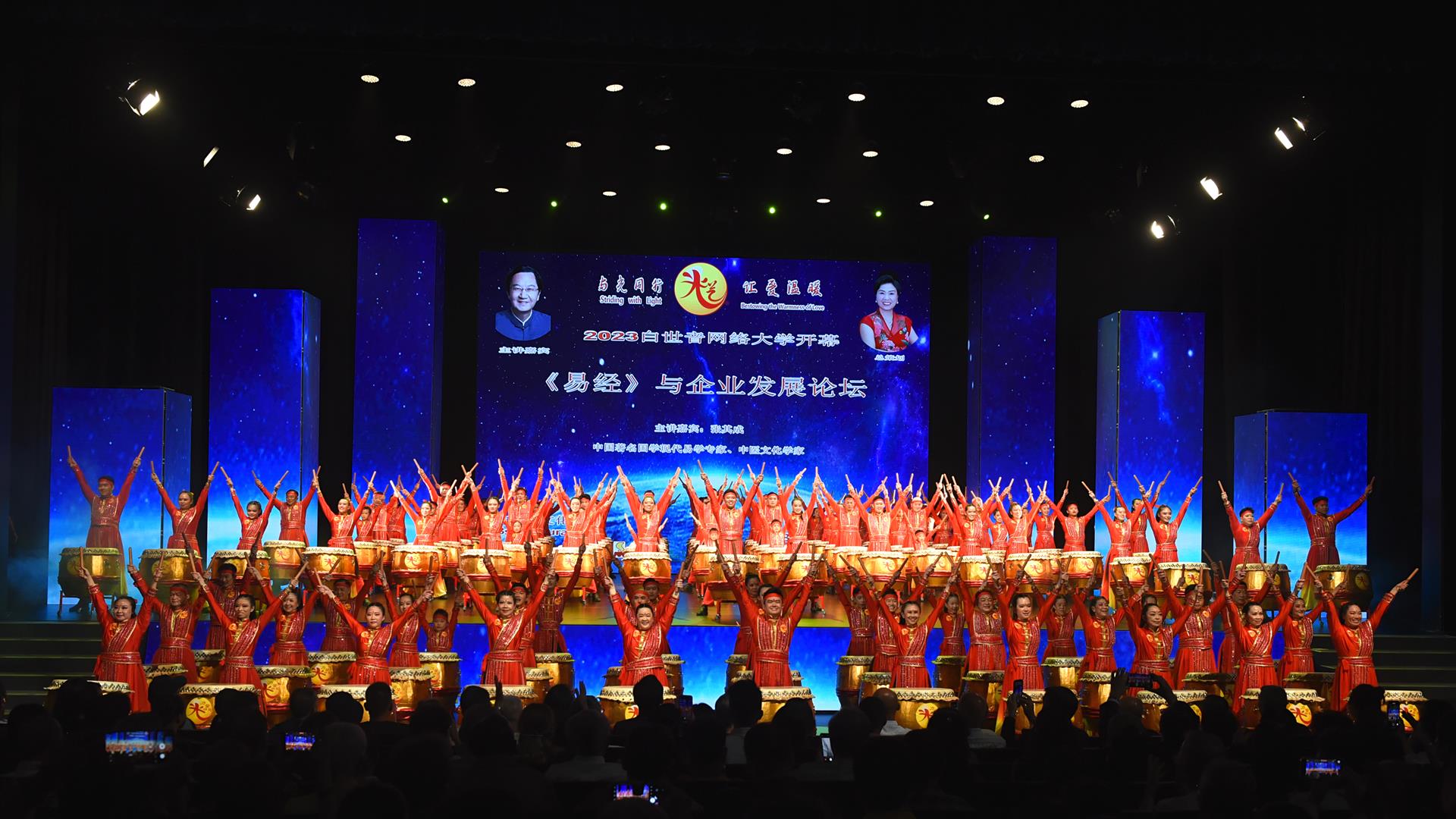 白世音院长指导的金光明鼓百人鼓-创下新加坡记录大全-最大型中式大鼓表演新纪录