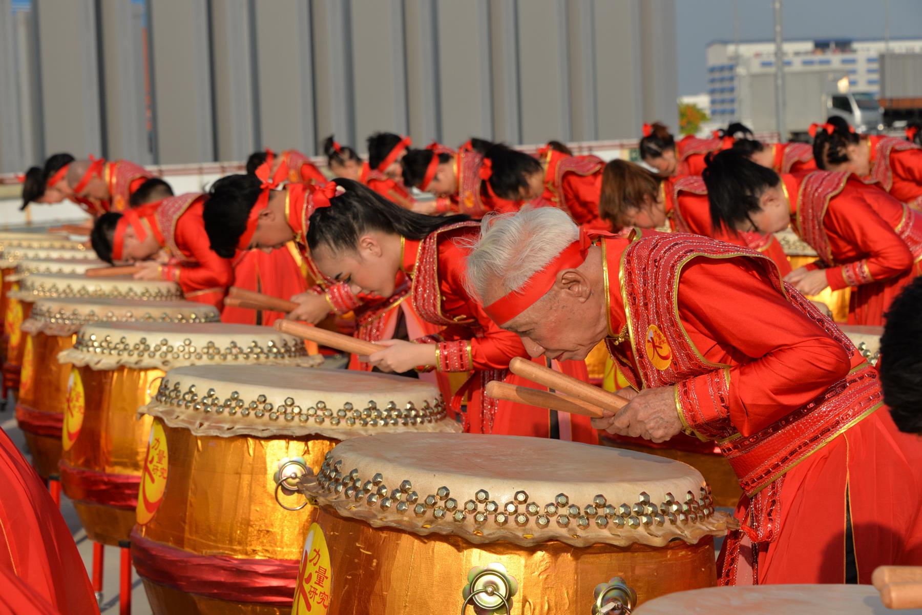 白世音院长指导的金光明鼓百人鼓-创下新加坡记录大全-最大型中式大鼓表演新纪录