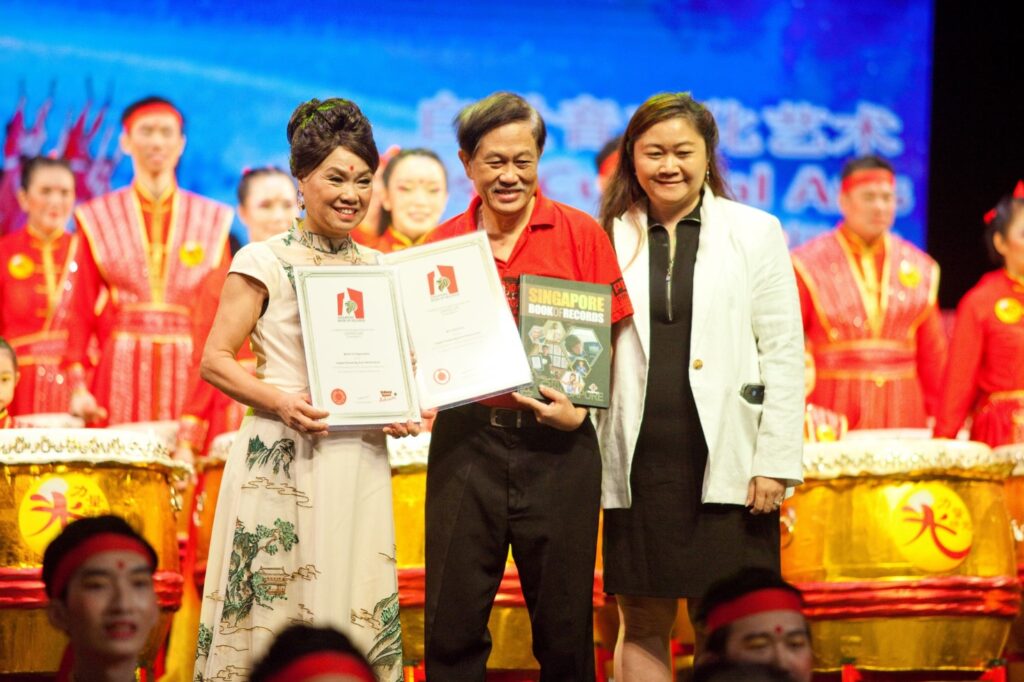 白世音院长指导中华鼓-创下新加坡纪录大全-最大型中式大鼓表演新纪录