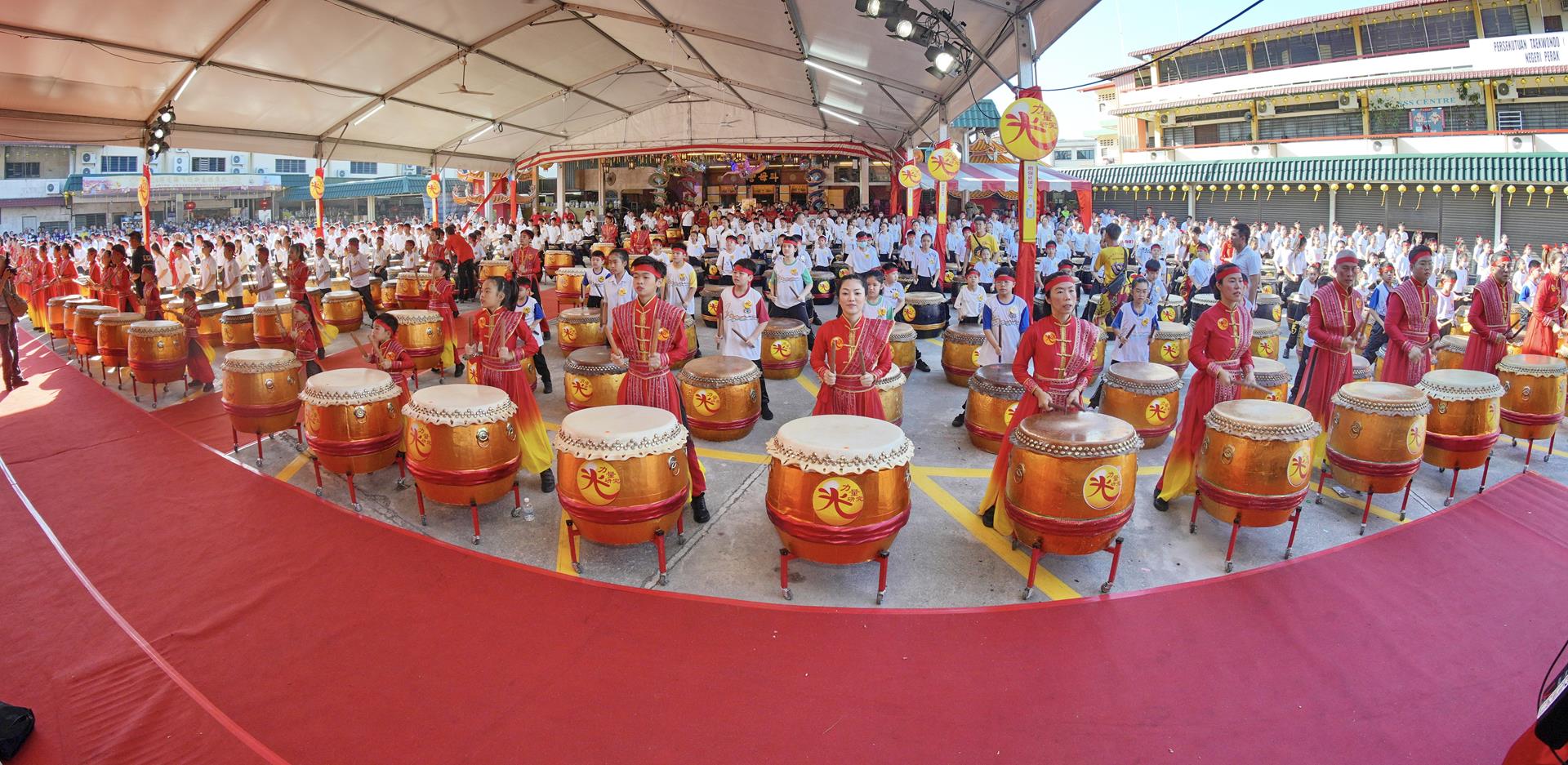 白世音院长主导的508人齐鸣中华鼓，场面热血震撼。