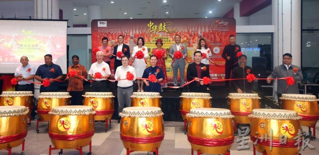 《星洲日报》报道：共创健力士世界纪录 4千鼓手928齐奏中华鼓
