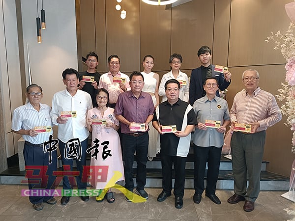 供免费索票的马中建交50周年文化大汇演，将在本月15日举行。前排右起是林金明、李金殿、孙治国、颜兴强、江雪霞、苏亚龙及林日华。