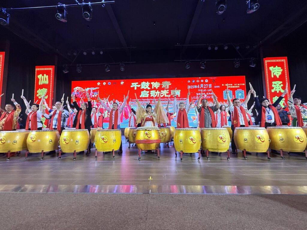 亚洲电视新闻：白世音院长在千古传奇 启动光明:盛典上带领贵宾和一千仁齐奏中华鼓